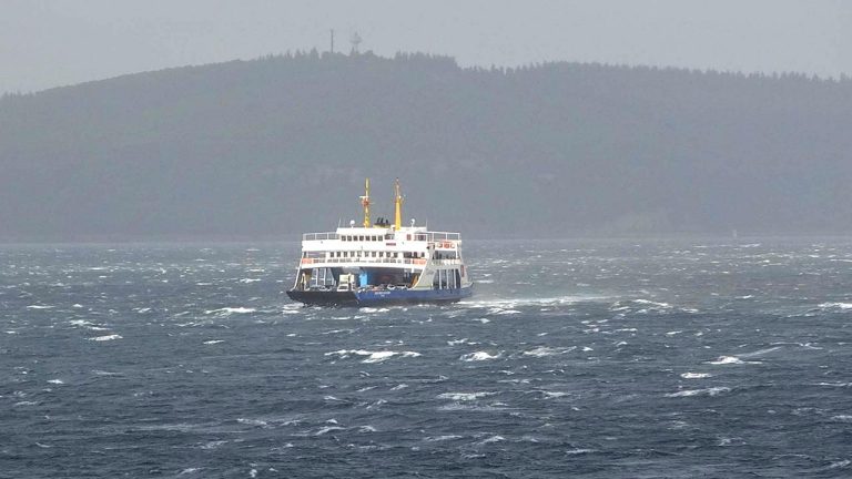 Kuzey Ege’de feribot seferlerine fırtına engeli
