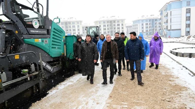 Malatya’da deprem konutlarının yol yapım çalışması devam ediyor