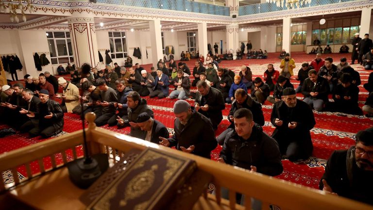 Şehitler için sabah namazında dua ettiler Şehitler için sabah namazında dua ettiler