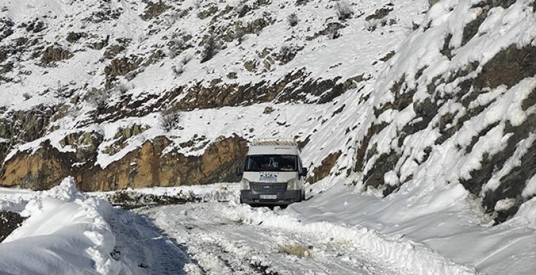 Siirt’te yoğun karda mahsur kalan minibüsteki 6 kişi kurtarıldı