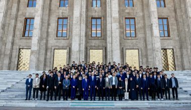 TBMM Başkanı Kurtulmuş, Meclis’i ziyaret eden öğrencilerle buluştu