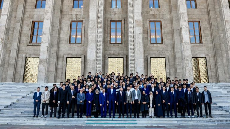 TBMM Başkanı Kurtulmuş, Meclis’i ziyaret eden öğrencilerle buluştu