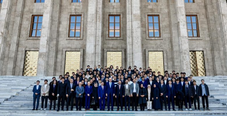 TBMM Başkanı Kurtulmuş, Meclis’i ziyaret eden öğrencilerle buluştu