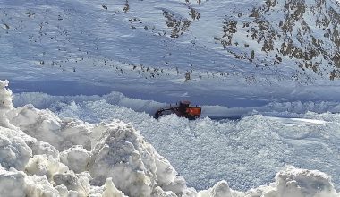 Van-Bahçesaray kara yolunda çığ riski: 13 gündür kapalı