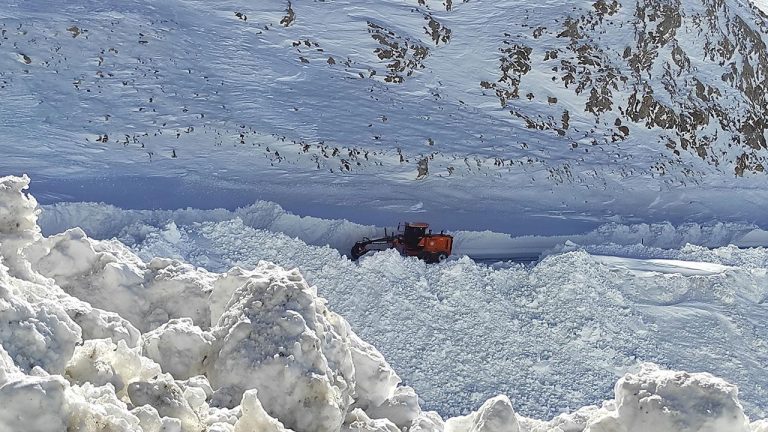 Van-Bahçesaray kara yolunda çığ riski: 13 gündür kapalı Van-Bahçesaray kara yolunda çığ riski: 13 gündür kapalı