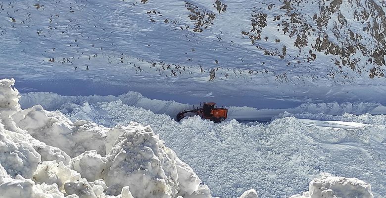 Van-Bahçesaray kara yolunda çığ riski: 13 gündür kapalı