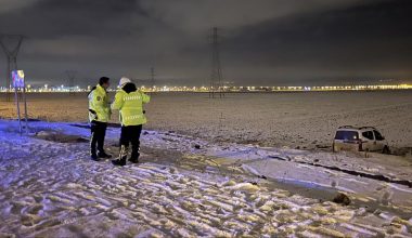 Yoldan çıkarak araziye giren araçtaki 3 kişi yaralandı