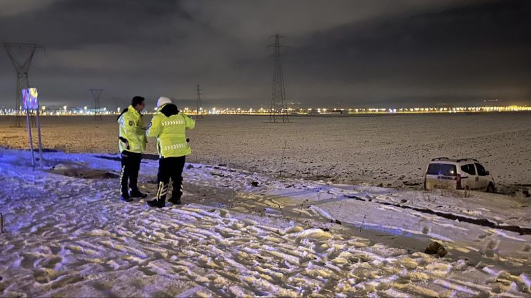 Yoldan çıkarak araziye giren araçtaki 3 kişi yaralandı
