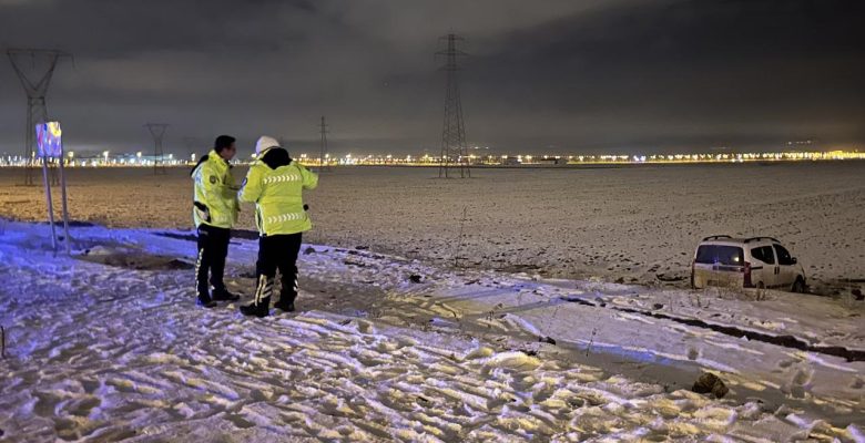 Yoldan çıkarak araziye giren araçtaki 3 kişi yaralandı