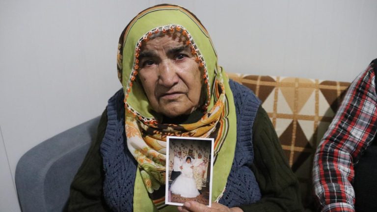 “Büyük deprem”de kucağına aldığı kızını “asrın felaketi”nde yitirdi “Büyük deprem”de kucağına aldığı kızını “asrın felaketi”nde yitirdi