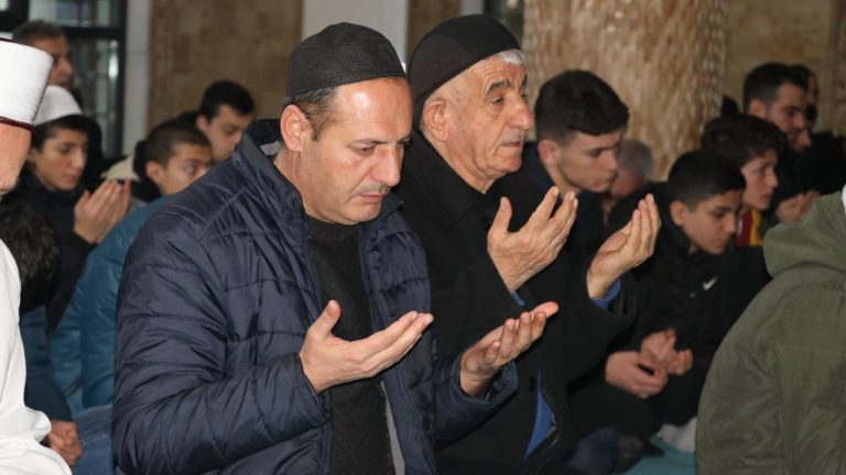Depremde hayatını kaybedenler anılıyor