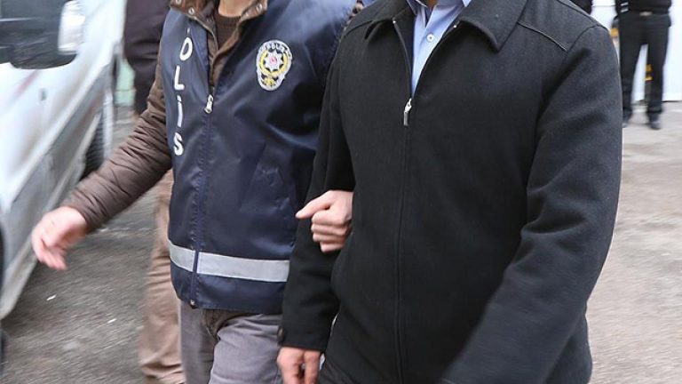 FETÖ’nün hücre evlerine baskın: 20 gözaltı