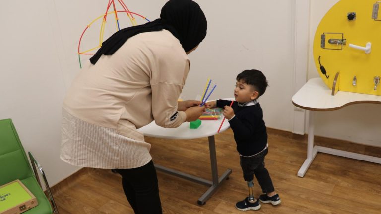 Hataylı minik depremzede protez bacağıyla yürüyor Hataylı minik depremzede protez bacağıyla yürüyor