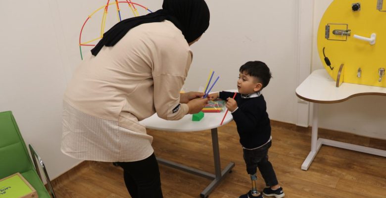 Hataylı minik depremzede protez bacağıyla yürüyor