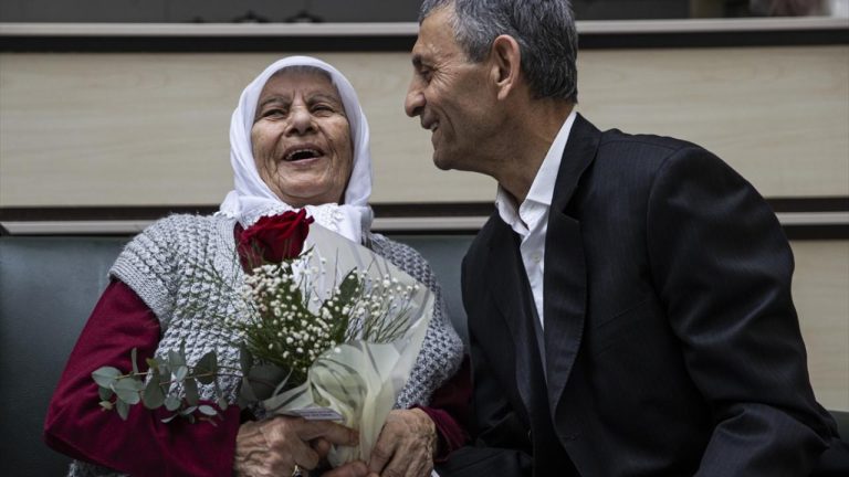 Huzurevinde evlenen çift “ikinci bahar”larını yaşıyor
