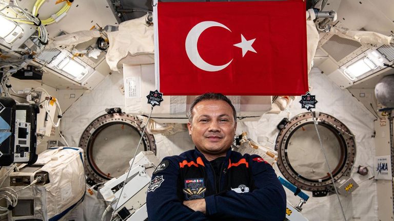 İlk Türk astronot Alper Gezeravcı Dünya’ya dönüyor