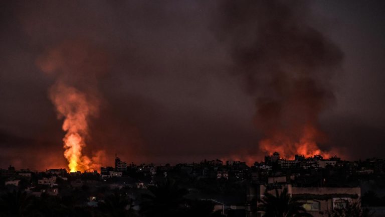İsrail, Gazze’de yerleşim yerlerine düzenlediği son saldırılarla en az 30 kişiyi öldürdü İsrail, Gazze’de yerleşim yerlerine düzenlediği son saldırılarla en az 30 kişiyi öldürdü