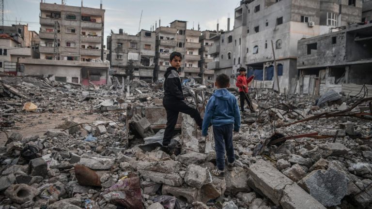 İsrail’in Gazze’de Refah ve Deyr el-Belah’a yönelik saldırılarında en az 21 Filistinli yaşamını yitirdi