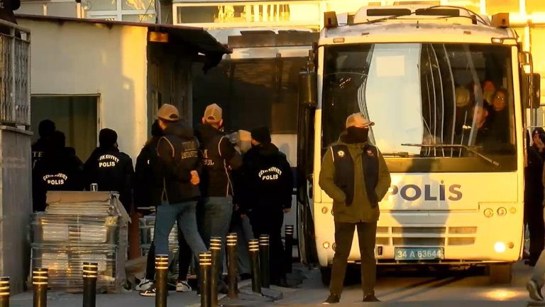 İstanbul Adliyesindeki terör saldırısı soruşturmasında yakalanan şüpheliler adliyeye sevk edildi