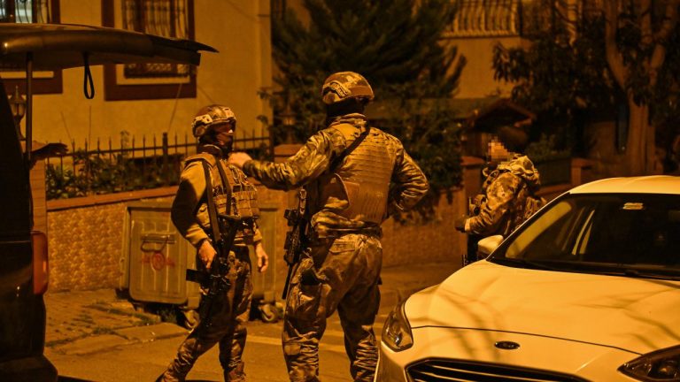 Kartal’da annesini ve kardeşini rehin alan kişi gözaltına alındı