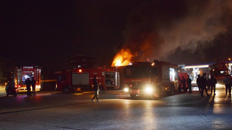 Manisa’da lastik tamirhanesinde yangın