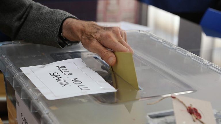 Seçmen bilgi kağıtlarının dökümü ve dağıtımı başlıyor Seçmen bilgi kağıtlarının dökümü ve dağıtımı başlıyor