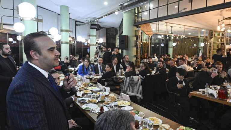 Bakan Kacır sahurda gençlerle bir araya geldi Bakan Kacır sahurda gençlerle bir araya geldi