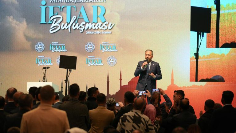 Bakan Yerlikaya: Roman kardeşlerimizle biriz, beraberiz. Bakan Yerlikaya: Roman kardeşlerimizle biriz, beraberiz.