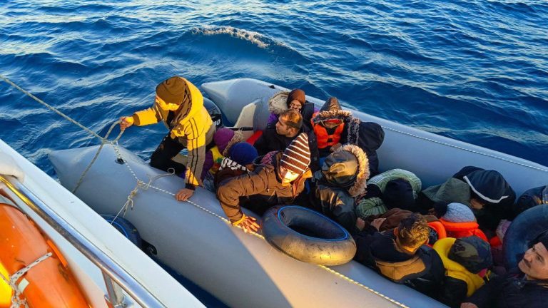 İzmir açıklarında 27 düzensiz göçmen kurtarıldı İzmir açıklarında 27 düzensiz göçmen kurtarıldı