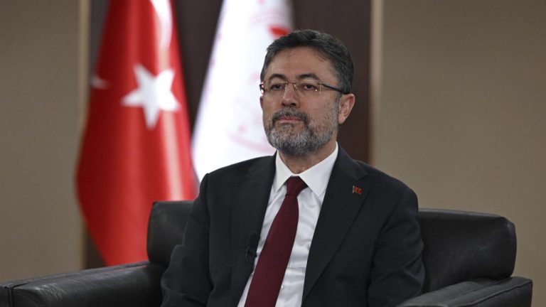 Tarım ve Orman Bakanı Yumaklı, İzmir’de iş dünyası temsilcileriyle bir araya geldi Tarım ve Orman Bakanı Yumaklı, İzmir’de iş dünyası temsilcileriyle bir araya geldi