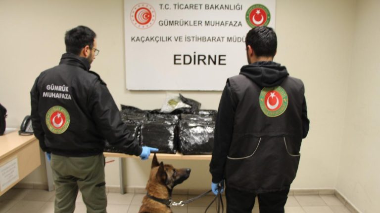 Ticaret Bakanlığı: 113,4 milyon lira değerinde kaçak eşya ve uyuşturucu ele geçirildi Ticaret Bakanlığı: 113,4 milyon lira değerinde kaçak eşya ve uyuşturucu ele geçirildi