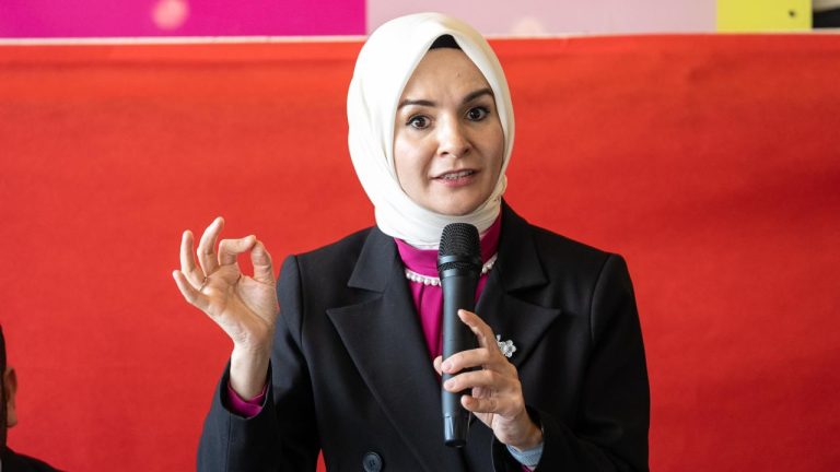 Bakan Göktaş, çocuklarla huzurevini ziyaret ederek yaşlılarla bayramlaştı Bakan Göktaş, çocuklarla huzurevini ziyaret ederek yaşlılarla bayramlaştı