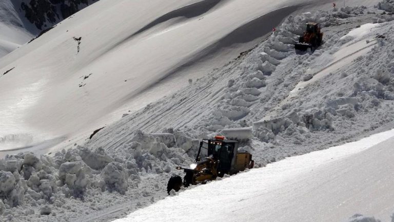 Bayburt-Trabzon arasındaki yolda 5 metrelik kar Bayburt-Trabzon arasındaki yolda 5 metrelik kar