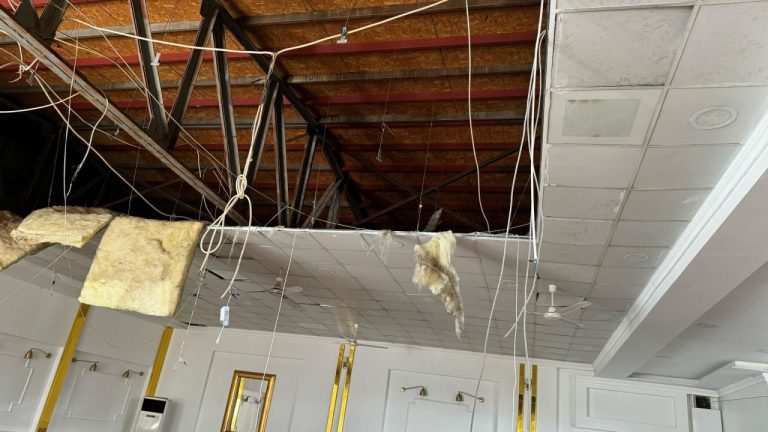 Depremden dolayı düğün salonu tavanı çöktü: Faciadan dönüldü