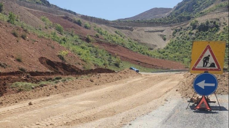 Heyelan nedeniyle kapanan Siirt-Kalender yolu ulaşıma açıldı Heyelan nedeniyle kapanan Siirt-Kalender yolu ulaşıma açıldı