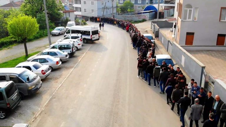 İnegöl’de 1 kilometrelik bayramlaşma kuyruğu