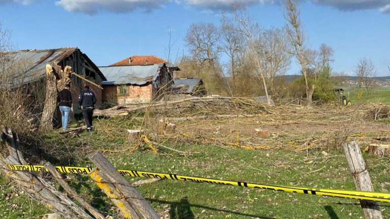 Karabük’te kestiği ağacın altında kalan kişi öldü Karabük’te kestiği ağacın altında kalan kişi öldü