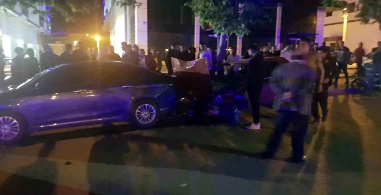 Tosya’da park halindeki araçlara çarpan otomobilin sürücüsü yaralandı