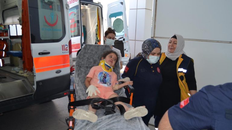 Aksaray’da kontrolden çıkan otomobil şarampole devrildi: 5 yaralı Aksaray’da kontrolden çıkan otomobil şarampole devrildi: 5 yaralı