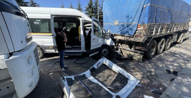 Gaziantep’te işçi servisleri çarpıştı: 21 yaralı