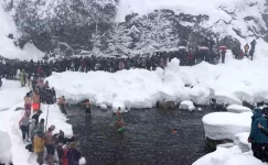 Rize’de Kış Yüzme Şenliği: Buz Gibi Suda Mücadele