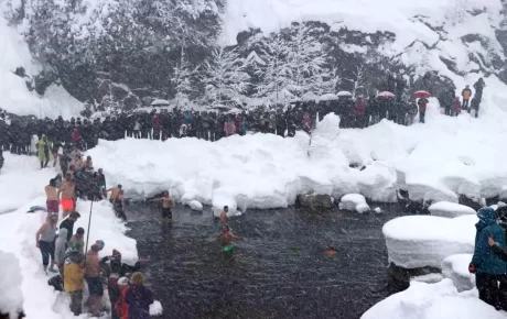 Rize’de Kış Yüzme Şenliği: Buz Gibi Suda Mücadele