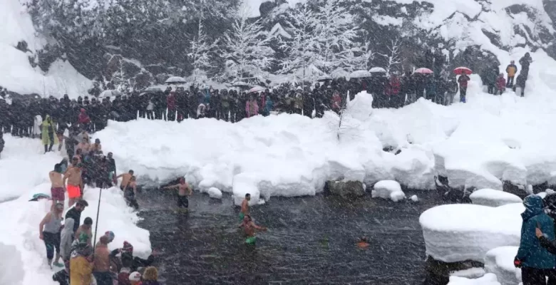 Rize’de Kış Yüzme Şenliği: Buz Gibi Suda Mücadele