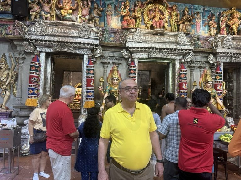 Singapur’da Bir Hindu Tapınağı: İnanç ve Arınma Ritüeli Singapur’da Bir Hindu Tapınağı: İnanç ve Arınma Ritüeli