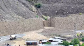 Artvin’de Heyelan Karayolunu Kapattı